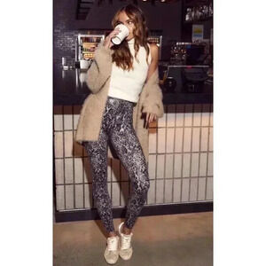 SPANX Women Grey Snake Faux Leather Snakeskin Leggings Size M NWT